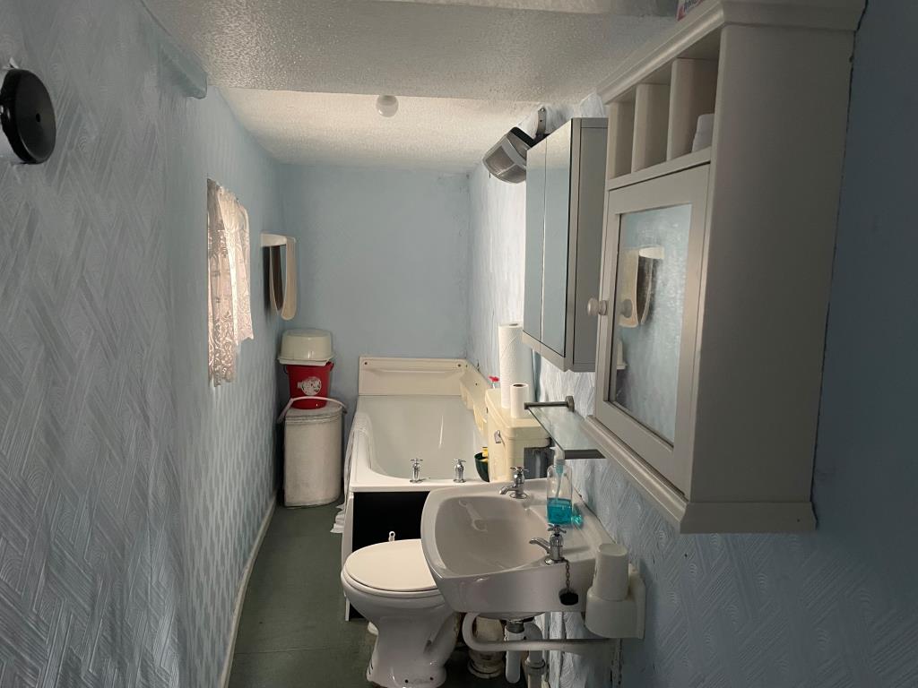 Lot: 78 - CHARACTER COTTAGE FOR IMPROVEMENT IN POPULAR COASTAL VILLAGE - Ground floor bathroom with W.C.